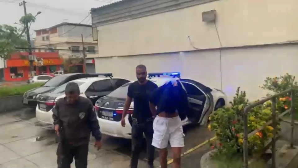 Homem acusado de socar barriga da companheira grávida tenta fugir pela janela e é preso no Rio