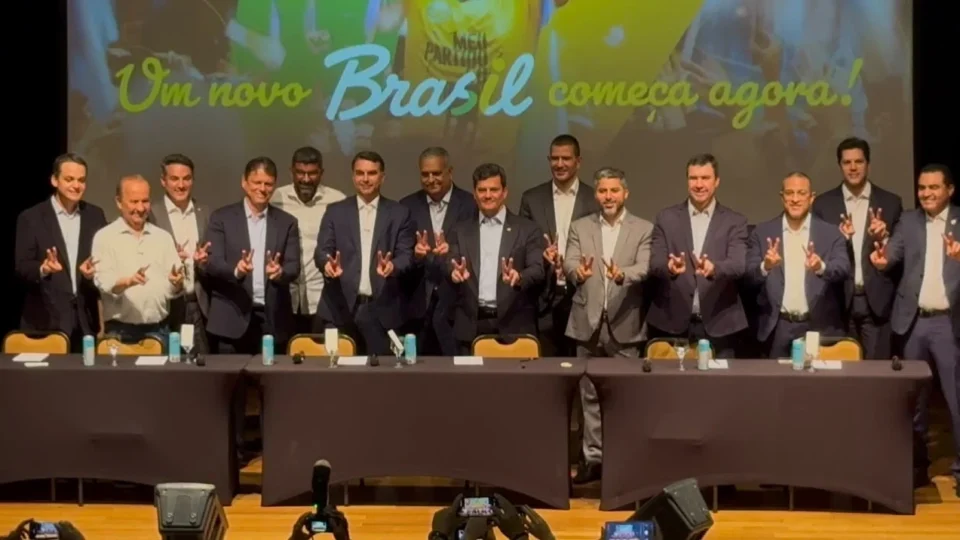 Flávio Bolsonaro reúne aliados em Brasília e fala em “trabalhar juntos”
