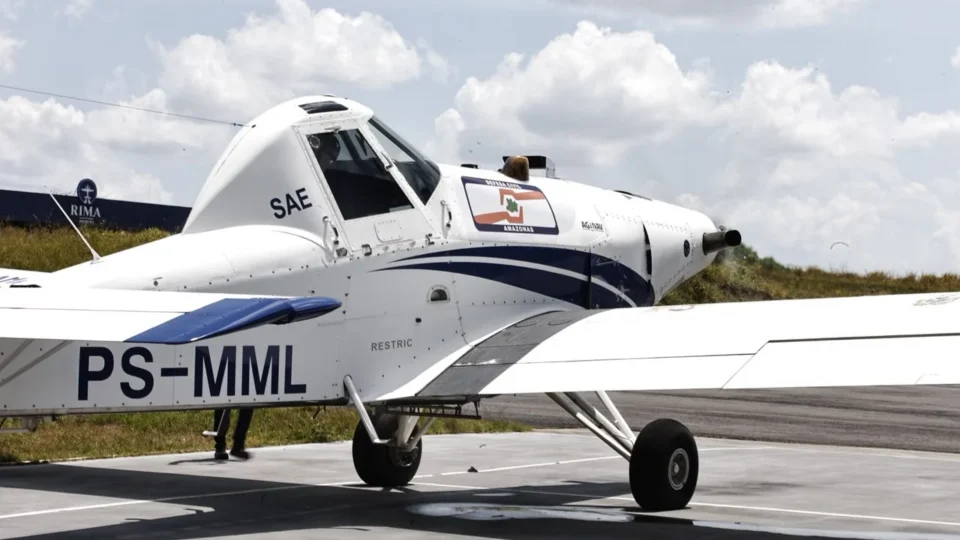 Amazonas mobiliza avião capaz de lançar quase 2 mil litros de água contra incêndios