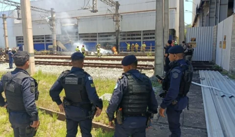 Avião de pequeno porte cai em BH após relatos de estouros e fumaça