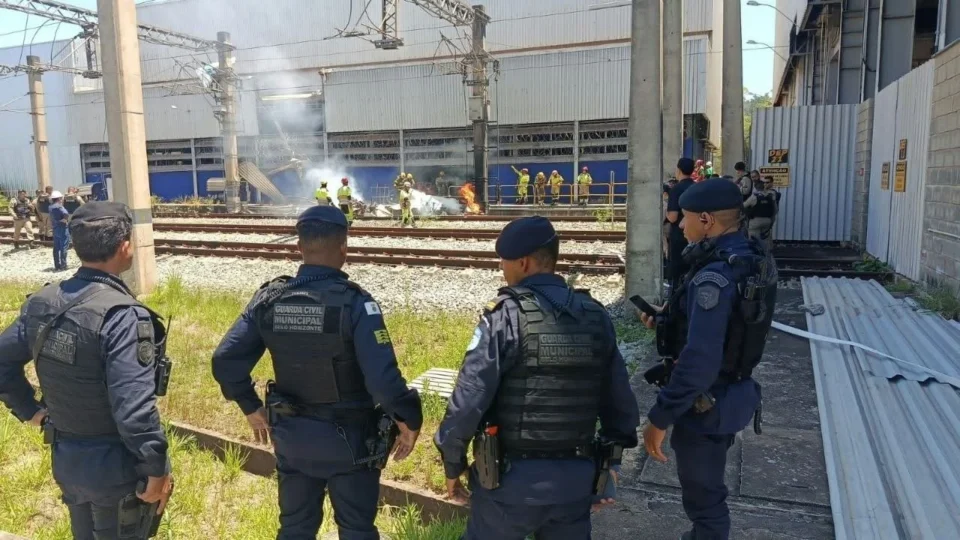 Avião de pequeno porte cai em BH após relatos de estouros e fumaça