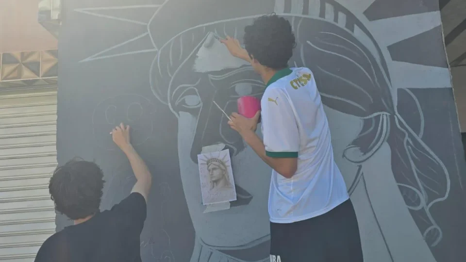 Projeto social usa inteligência artificial para ensinar jovens de comunidades do Rio a criar videogames