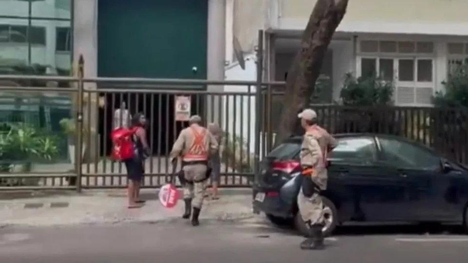 Entregador sofre convulsões após levar choque durante abordagem de guardas no Rio