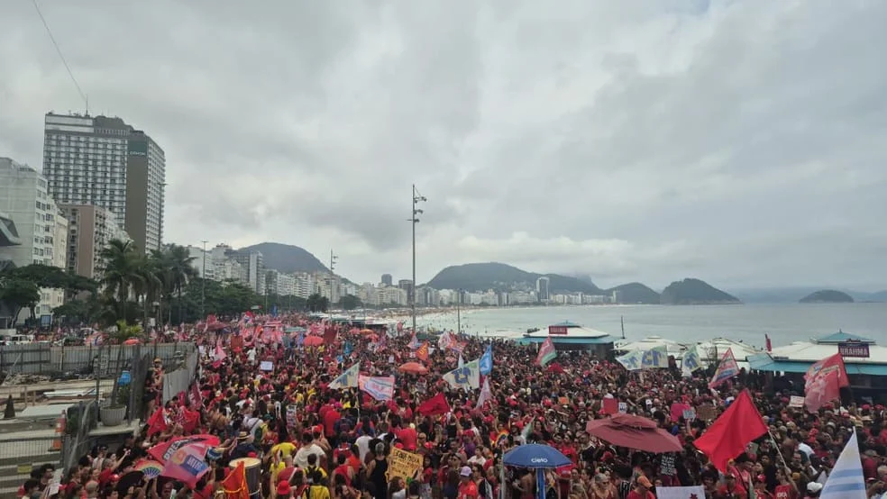 Por volta das 16h, os participantes começaram a deixar a Avenida Atlântica. Parte dos manifestantes seguiu para outra mobilização na Lapa, região central da capital fluminense.
