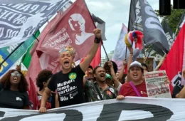 Ato pró-Lula ocupa sete quarteirões de Copacabana e lota estações de metrô no Rio