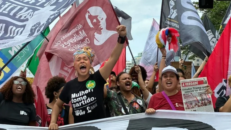 Ato pró-Lula ocupa sete quarteirões de Copacabana e lota estações de metrô no Rio