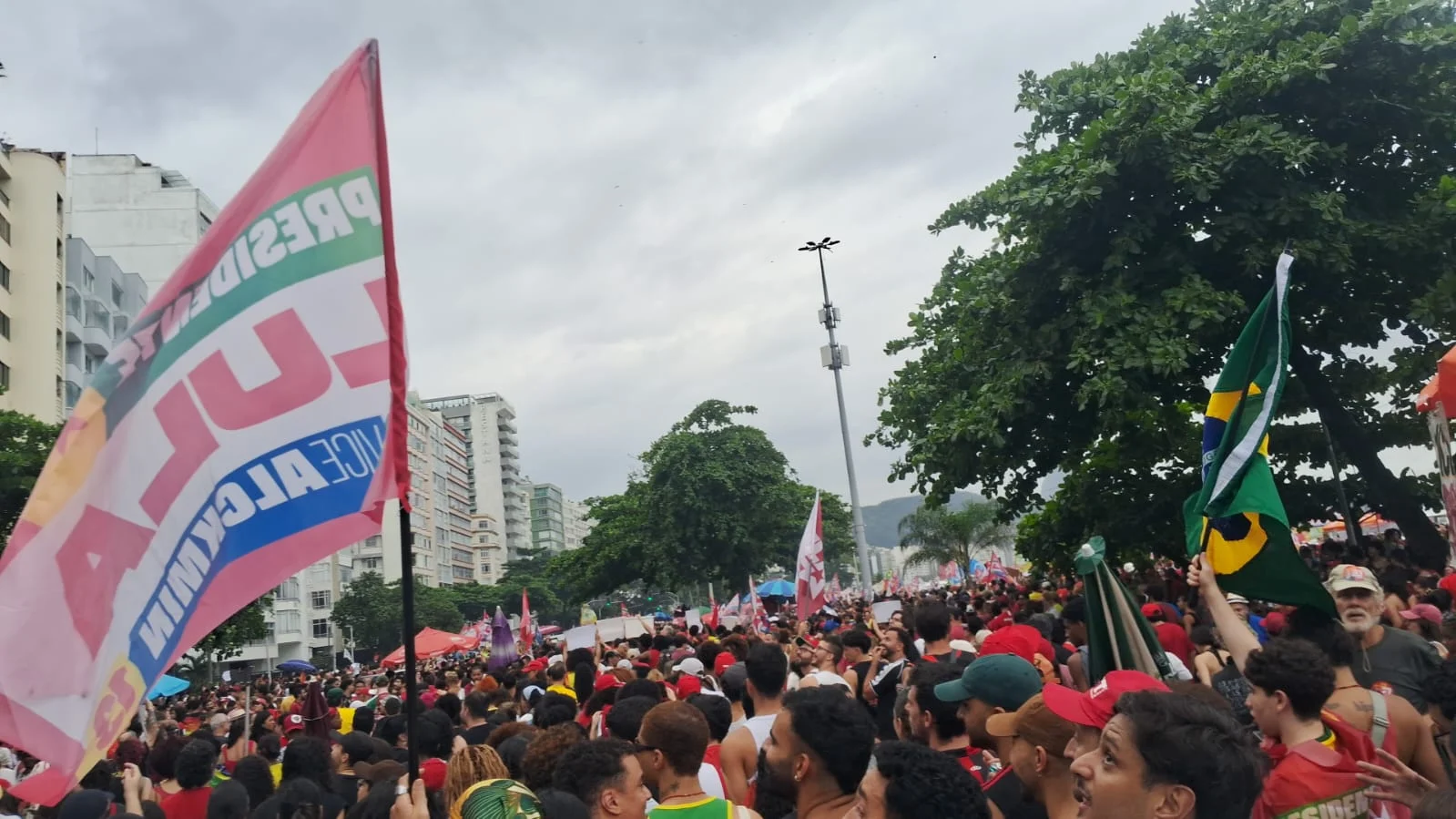 Lula destacou a importância de mobilizar pessoas que perderam o interesse pela política e eleitores com mais de 70 anos, para os quais o voto é facultativo.