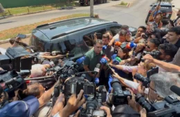 Após visitar o pai, Flávio Bolsonaro anuncia voto pelo fim da escala 6×1