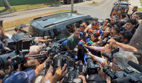 Após visitar o pai, Flávio Bolsonaro anuncia voto pelo fim da escala 6×1