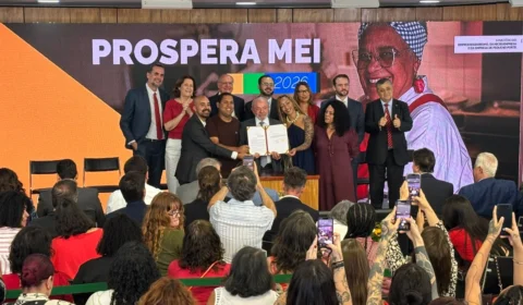 Lula anuncia PIX de 5 mil para MEIs e desobrigação de nota fiscal, teto de R$ 140 mil ainda depende do Congresso