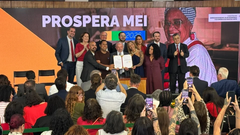 Lula anuncia PIX de 5 mil para MEIs e desobrigação de nota fiscal, teto de R$ 140 mil ainda depende do Congresso