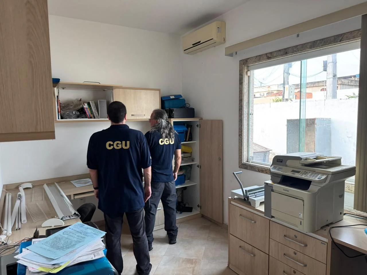 A fraude em licitação envolve práticas destinadas a comprometer a regularidade ou a competitividade de procedimentos de contratação pública.
