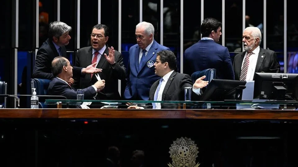 Senado aprova fim da escala 6×1 e jornada de 40 horas semanais