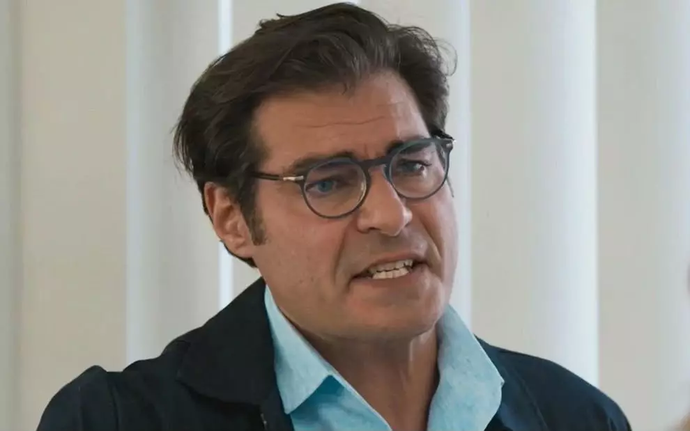 Pelo menos duas viradas vão mexer com Gabriel (Thiago Lacerda) em Por Você. Ele terá sua vida pessoal profundamente revirada com uma ferida do passado e também se reaproximará de Bela (Sheron Menezzes), seu grande amor.
