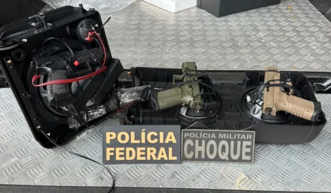 PF encontra quatro pistolas escondidas em caixas de som que seriam enviadas para facção no Rio