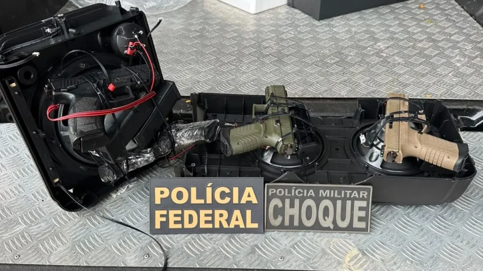 PF encontra quatro pistolas escondidas em caixas de som que seriam enviadas para facção no Rio