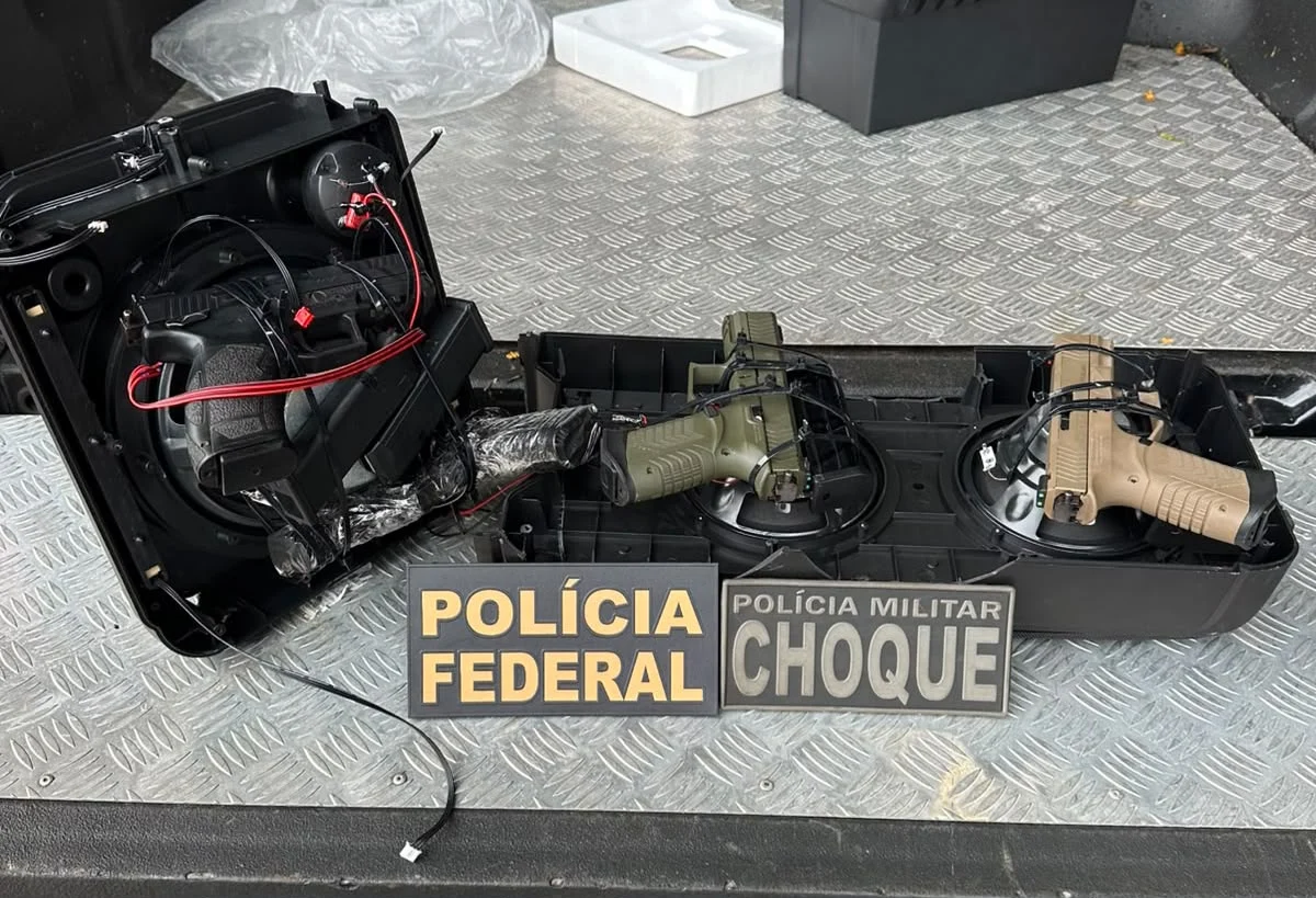 Armas foram encontradas em Cascavel, no Paraná, e tinham como destino comunidades dominadas por uma facção criminosa na capital fluminense