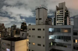 Após convocação de Janones, panelaços contra Flávio são registrados em cidades brasileiras
