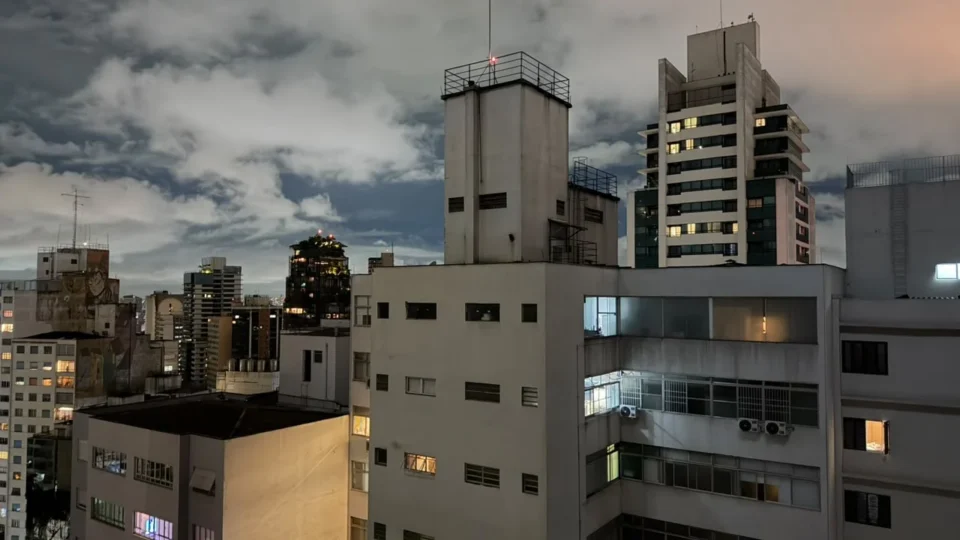 Após convocação de Janones, panelaços contra Flávio são registrados em cidades brasileiras
