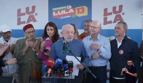 Lula condiciona abertura de sigilos ao mesmo gesto de Flávio Bolsonaro e protocola pedido no TSE
