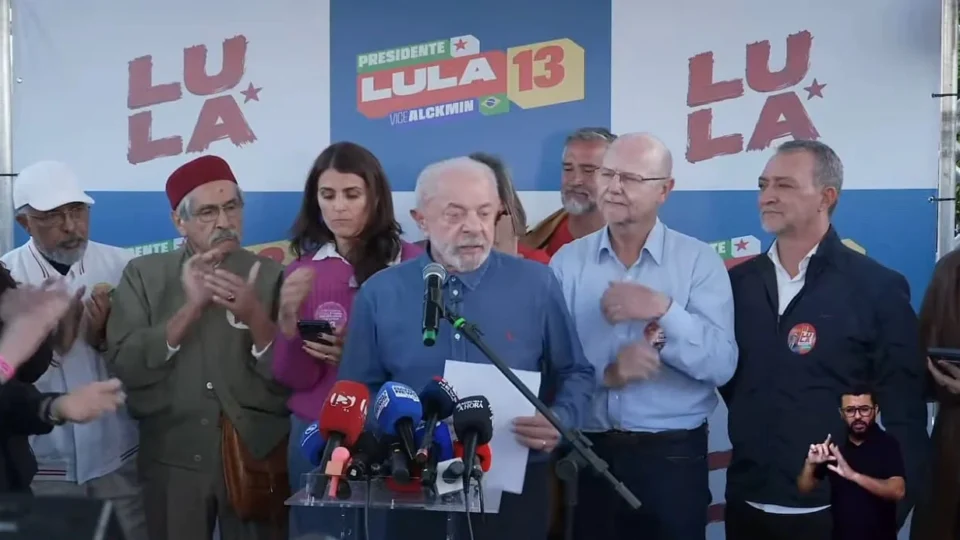 Lula condiciona abertura de sigilos ao mesmo gesto de Flávio Bolsonaro e protocola pedido no TSE
