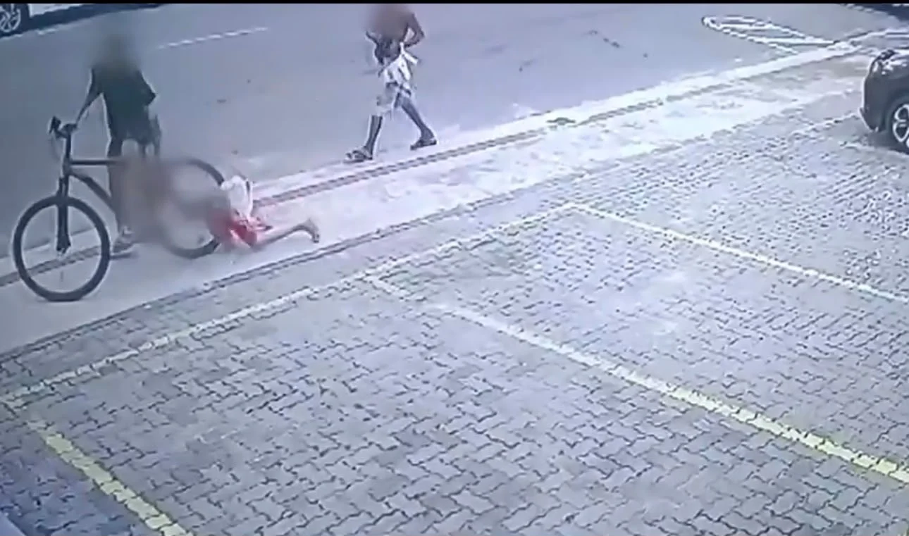 rime aconteceu em Vila Velha e foi registrado por câmera de segurança; adolescente de 17 anos suspeito de participação foi apreendido pela Polícia Militar.