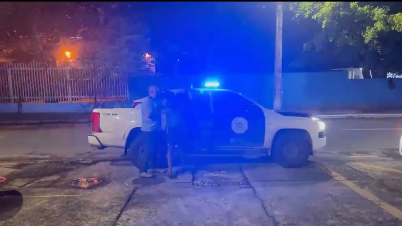 A definição da responsabilidade criminal do investigado dependerá da análise das provas e do andamento dos procedimentos judiciais. As informações divulgadas até o momento são referentes às suspeitas apuradas pela Polícia Civil.