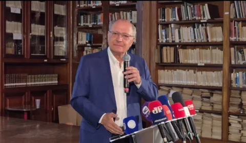 Alckmin acusa Flávio de dar desculpas para não abrir sigilos e exalta experiência de Lula
