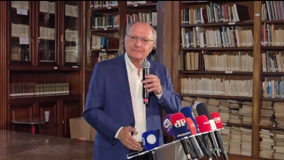 Alckmin acusa Flávio de dar desculpas para não abrir sigilos e exalta experiência de Lula