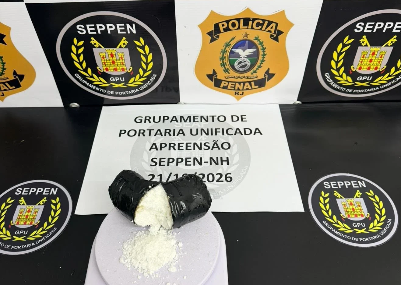 Após o flagrante, a visitante e o entorpecente foram encaminhados à 34ª DP, em Bangu, onde a ocorrência foi registrada.