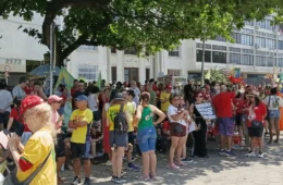 Apoiadores de Lula ocupam Copacabana em ato na véspera do segundo turno eleitoral