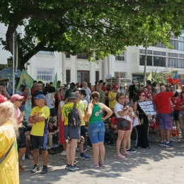 Apoiadores de Lula ocupam Copacabana em ato na véspera do segundo turno eleitoral