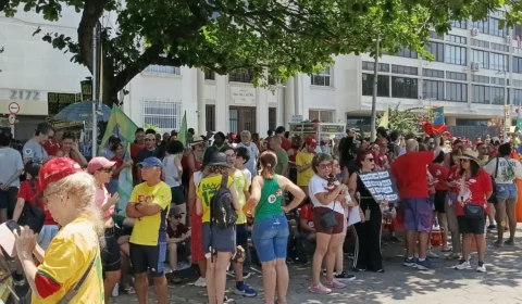 Apoiadores de Lula ocupam Copacabana em ato na véspera do segundo turno eleitoral