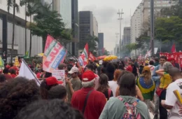 Apoiadores aguardam Lula na Avenida Paulista para último ato de campanha em SP