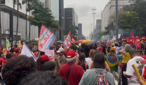 Apoiadores aguardam Lula na Avenida Paulista para último ato de campanha em SP