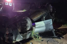Motorista de 49 anos morre após carro bater em barranco e capotar em Vera Cruz