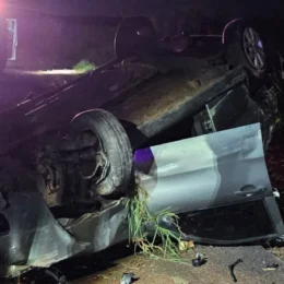 Motorista de 49 anos morre após carro bater em barranco e capotar em Vera Cruz