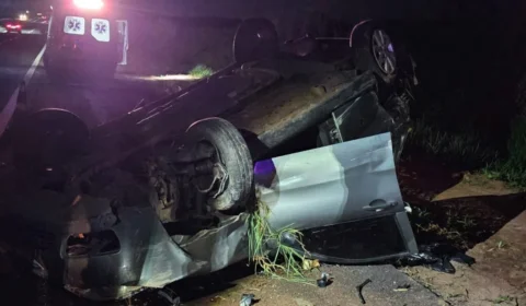 Motorista de 49 anos morre após carro bater em barranco e capotar em Vera Cruz