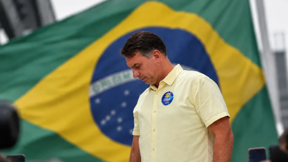 Flávio Bolsonaro chegou aos EUA em segurança, afirma aliado de Donald Trump