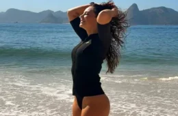 Paolla Oliveira publica fotos na praia e responde com humor a críticas sobre seu corpo