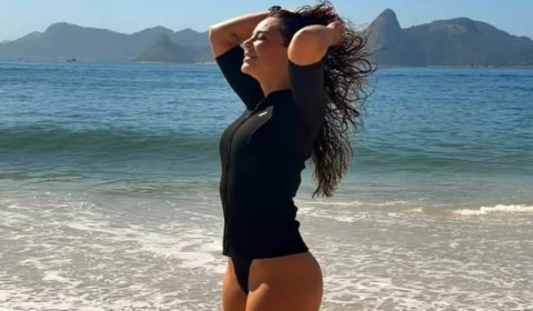 Paolla Oliveira publica fotos na praia e responde com humor a críticas sobre seu corpo