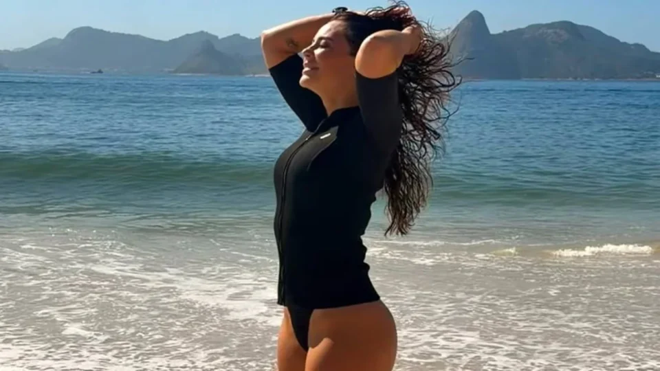Paolla Oliveira publica fotos na praia e responde com humor a críticas sobre seu corpo