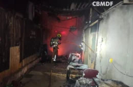 Incêndio mobiliza bombeiros em residência de Samambaia Norte