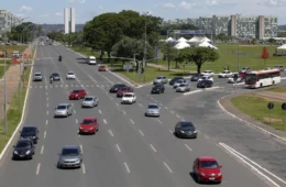 Trânsito na Esplanada dos Ministérios tem bloqueio antes da Catedral neste domingo