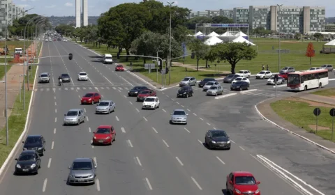 Trânsito na Esplanada dos Ministérios tem bloqueio antes da Catedral neste domingo