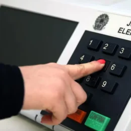 Mulheres são maioria entre eleitores do DF; pardos representam quase metade do eleitorado