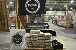 PF prende homem com 22 kg de maconha escondidos em motor de caminhão no Rio