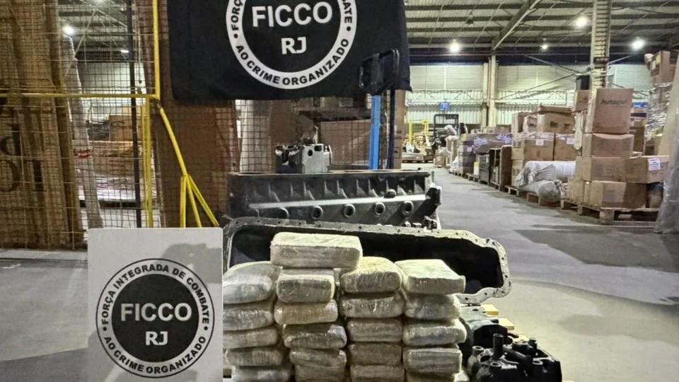 PF prende homem com 22 kg de maconha escondidos em motor de caminhão no Rio