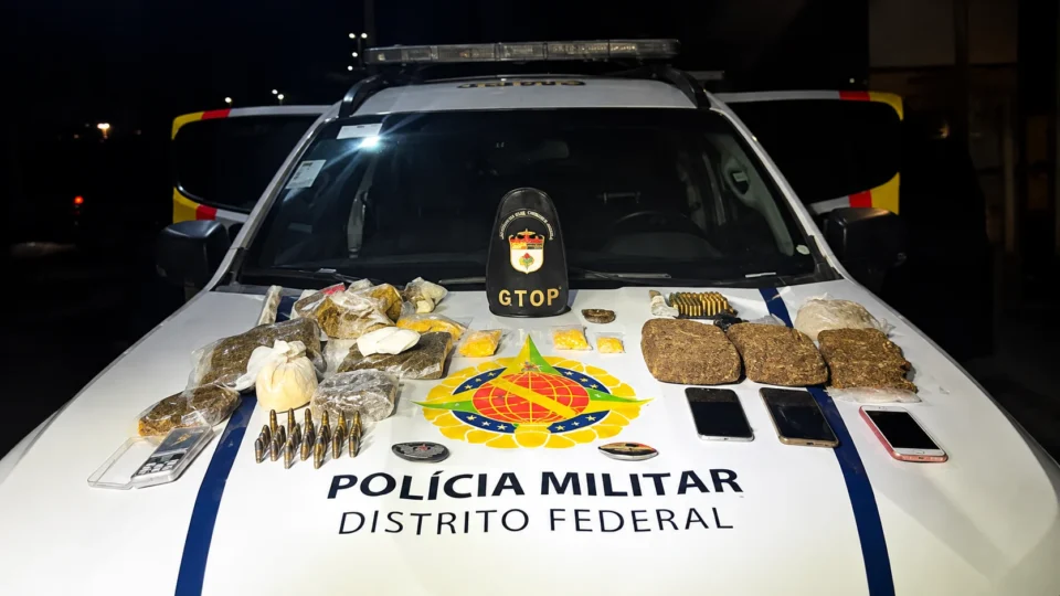 Mãe ameaça matar as próprias filhas e é presa com 6 kg de drogas no DF