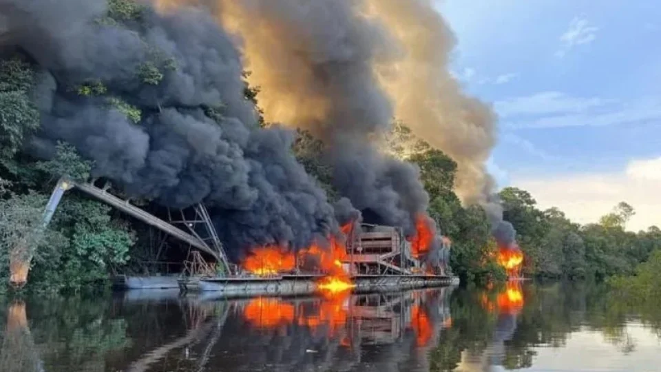 Dragas do garimpo ilegal conseguem registro na Marinha sem licença ambiental, aponta MPF